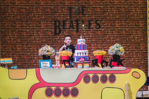 menino brincando na decoração da festa infantil tema Beatles no Buffet Play House  Curitiba'