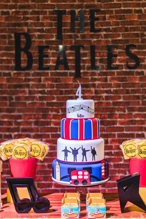Mesa de festa infantil com tema de decoração dos Beatles no Buffet Play House  Curitiba'