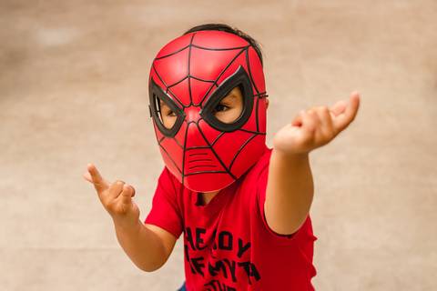 Menino com máscara de homem aranha'