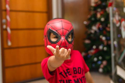 Menino com máscara de homem aranha'