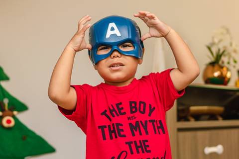 Menino com máscara do Capitão América'