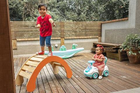 Crianças brincando no quintal de casa'