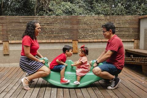família brincando n quintal de casa '