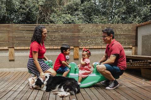 família brincando n quintal de casa '