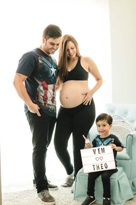 família com mulher grávida sorrindo '
