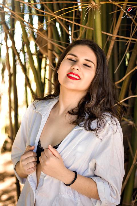 Modelo de lingerie num ensaio sensual, em meio à natureza. Sentindo-se bem e com boa autoestima.'