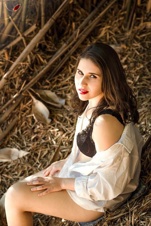 Modelo de lingerie num ensaio sensual, em meio à natureza.'