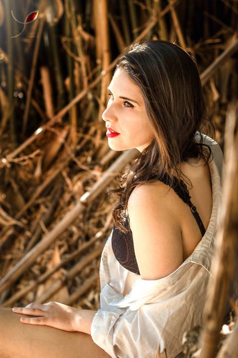 Modelo de lingerie num ensaio sensual, em meio à natureza.'