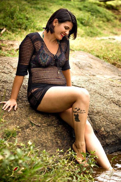 Modelo na rocha da cachoeira'