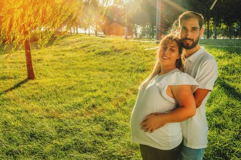 Casal grivido em sessão ao ar livre com luz dourada'