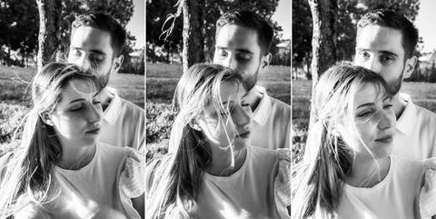 Casal beija em preto e branco com abraço apertado'