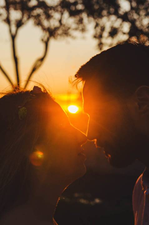 Pôr do sol dramático com silhueta de mulher grávida'