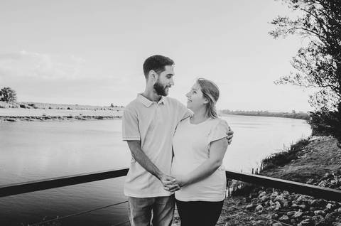 Casal em preto e branco em sessão carinhosa na natureza'