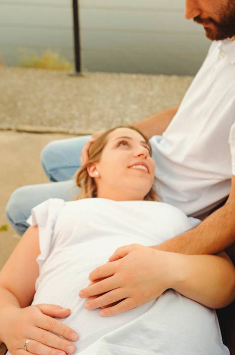 Mulher grávida com expressão serena em ambiente aconchegante'