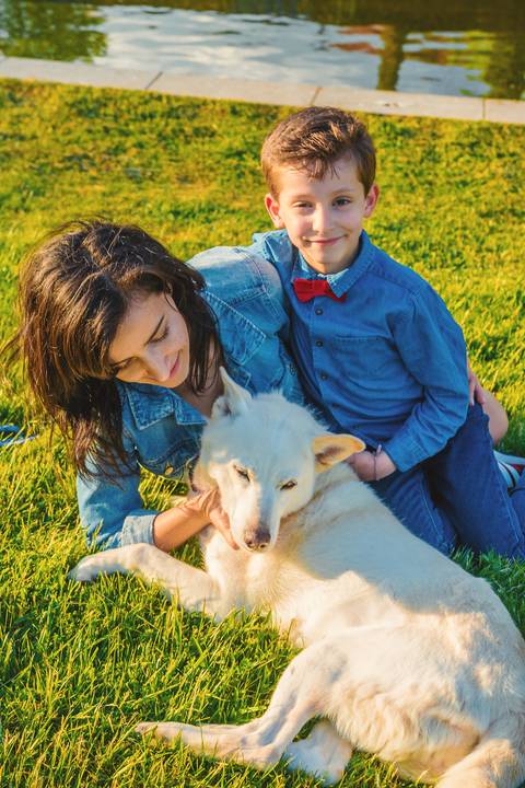 Mãe e filho abraço em prado com flores silvestres'