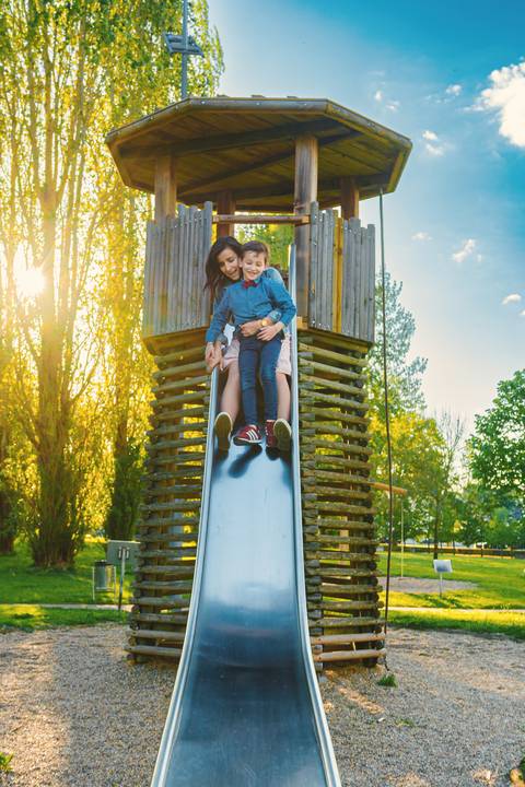 Menino em tubo de escalada vertical ao ar livre'