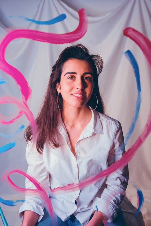 Retrato colorido com pintura artística rosa e azul no rosto'