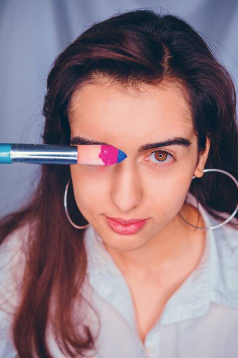 Retrato profissional com pintura de rosto em tons quentes'