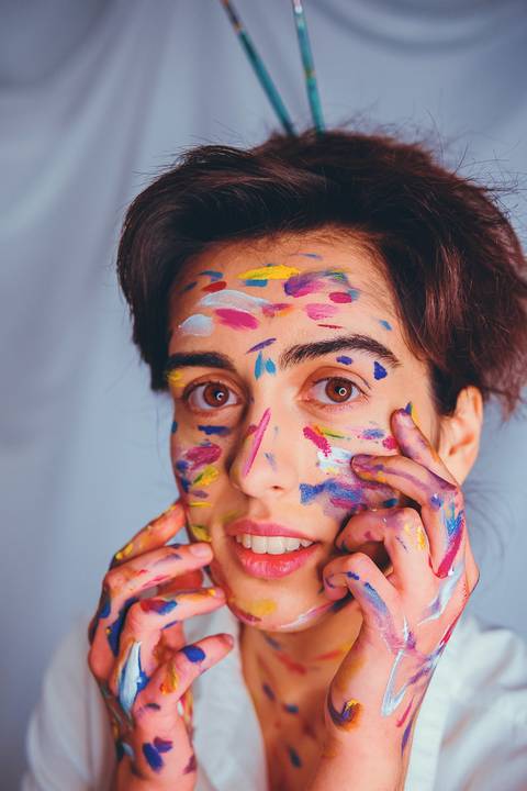 Mulher com pintura de rosto artisticamente aplicada'