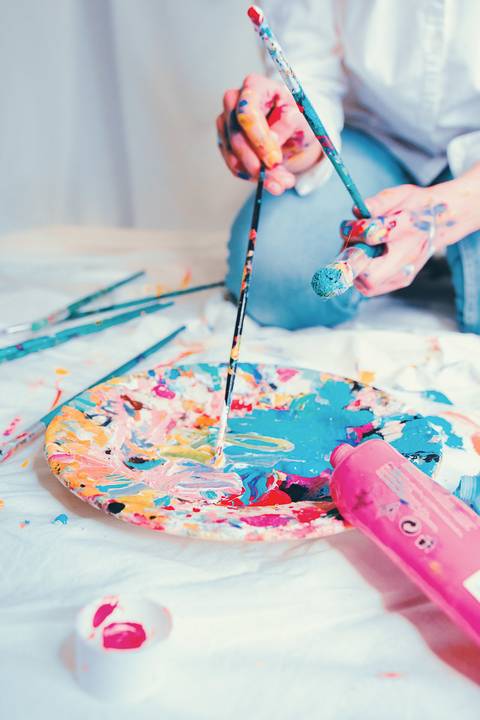 Paleta de cores e pincéis utilizados em pintura artística'