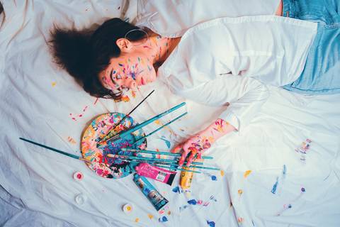 Mulher em pose criativa com arte facial decorativa'