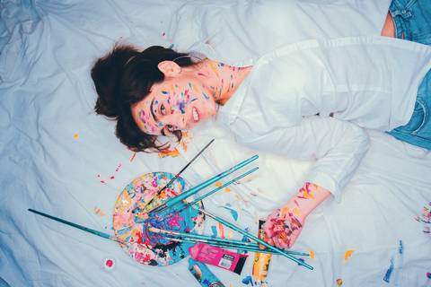 Paleta de tintas coloridas com pincéis para pintura artística'