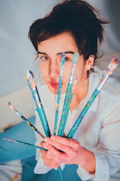 Detalhe de pincéis e materiais utilizados na pintura'