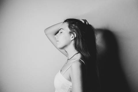 Retrato monocromático artístico de perfil com violão'