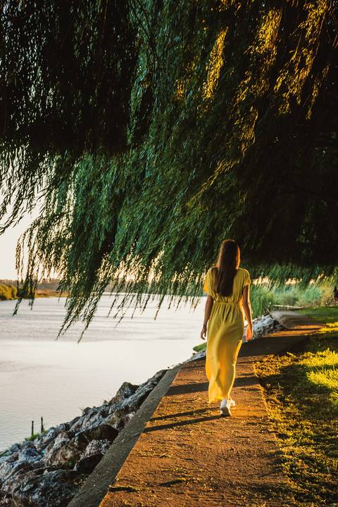 Retrato feminino dramático em preto e branco com contraste'