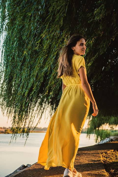 Retrato artístico com violão e luz do entardecer'