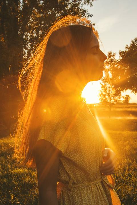 Sol radiante através de galhos com luz intensa dourada'
