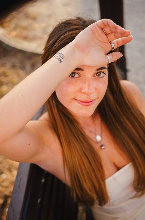 Retrato delicado de mulher com olhar sereno e colar'