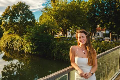 Retrato em frente ao lago do jardim das rosas ao entardecer'