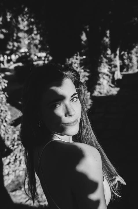 Retrato em preto e branco de mulher olhando para câmera'