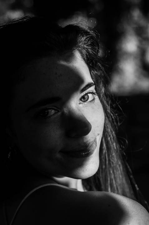 Retrato dramático em preto e branco com close no rosto'