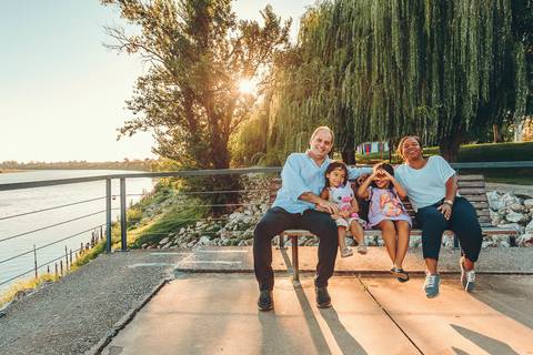 Família Teixeira posando junto à margem do rio na Barquinha Parque, sessão fotográfica ao pôr do sol com luz dourada natural, retrato de família completo em Vila Nova da Barquinha'
