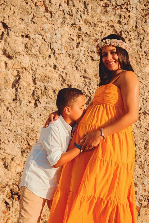 menino-filho-dando-beijo-na-barriga-da-mãe-gestante'