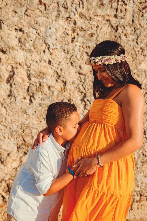 menino-filho-dando-beijo-na-barriga-da-mãe-gravida'