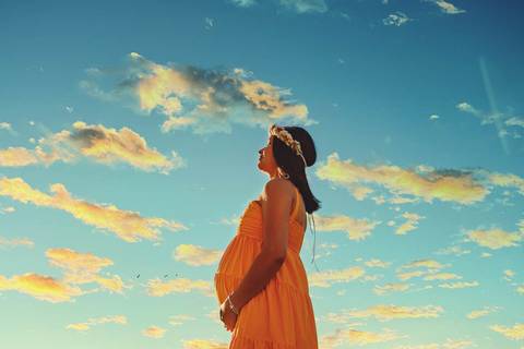 gravida-gestante-sob-o-céu-claro'