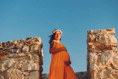 gravida-sorrindo-em-castelo-de-ourém-com-coroa-de-flores'