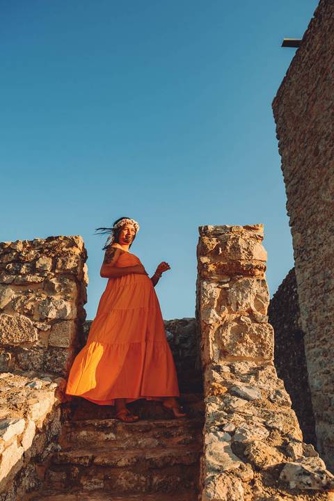 gravida-posando-em-castelo-de-ourém-com-coroa-de-flores'