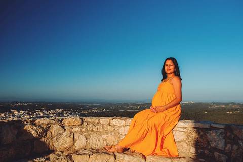 gravida-posando-em-castelo-de-ourém-na-muralha'