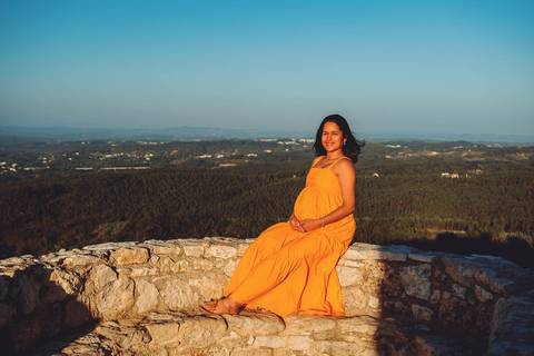 gravida-posando-em-castelo-de-ourém-na-muralha'