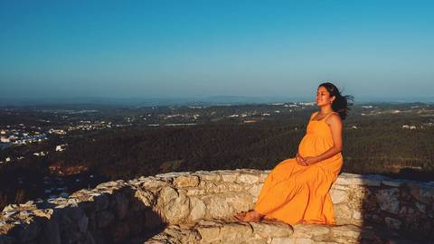 gravida-posando-em-castelo-de-ourém-na-muralha'