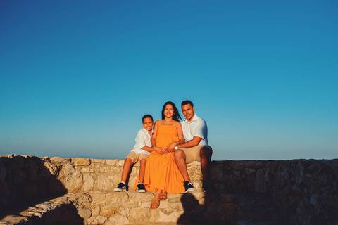 gravida-familia-pai-mãe-filho-posando-em-castelo-de-ourém-na-muralha'