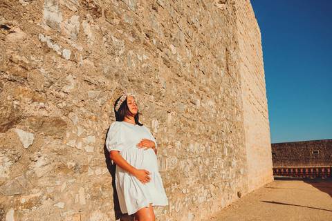 gravida-posando-segurando-a-barriga-no-castelo-de-ourem'