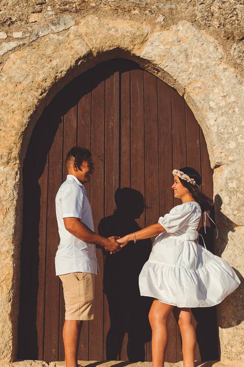 casal-gravida-maos-dadas-no-castelo-de-ourem'