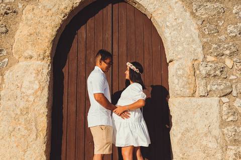 casal-gravida-se-olhando-na-porta-do-castelo-de-ourem'