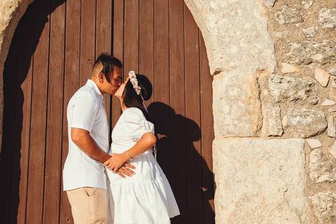 casal-gravida-se-beijando-na-porta-do-castelo-de-ourem'