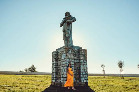 mulher-gravida-posando-em-frente-a-estatua-no-castelo-de-ourem'